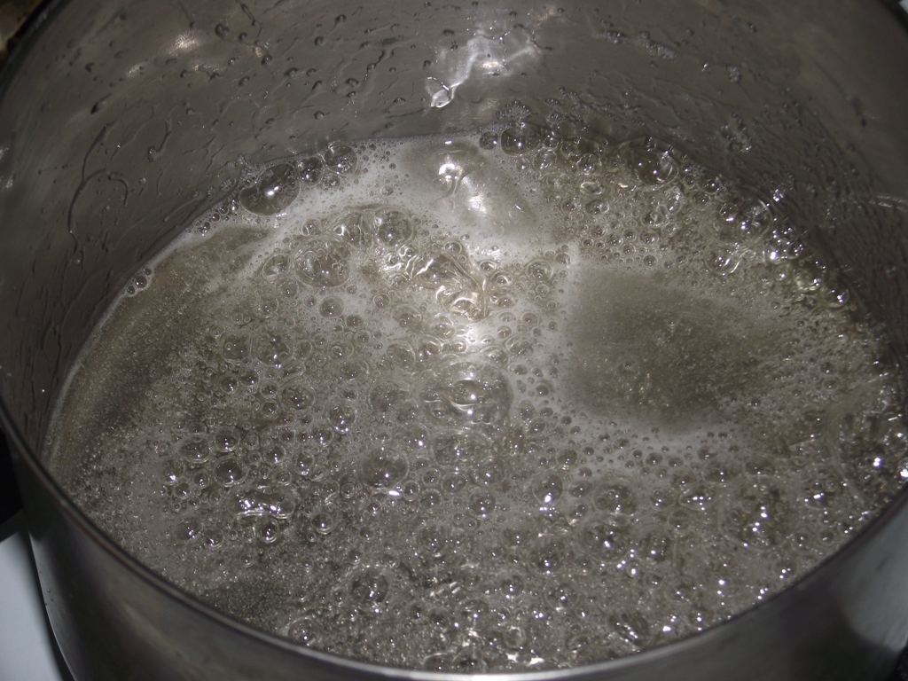 Как варить сахарный сироп. Жидкость в кастрюле размешивать. Размешиваем воду в кастрюле. Охлаждаем воду помешивая. Размешать до полного растворения лака.
