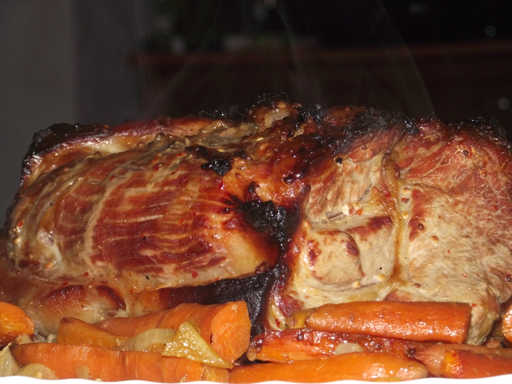 Свинина, маринованная в меде, с освежающим салатиком